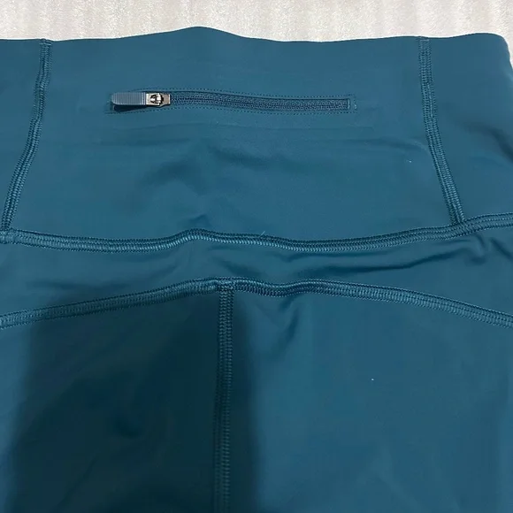 Like NEW - Lululemon High Rise Leggings - Picture 7 of 14